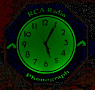 ANTIQUE VINTAGE RCA VICTOR NEON GREEN ADVERTISING WALL OR SHELF CLOCK GREA 2
