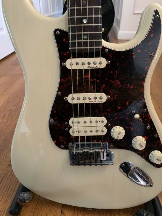 Vintage 2001 Fender Stratocaster W/hard Shell Case