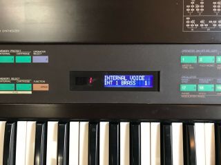 Yamaha DX7 vintage digital synth with case internal battery & display 4