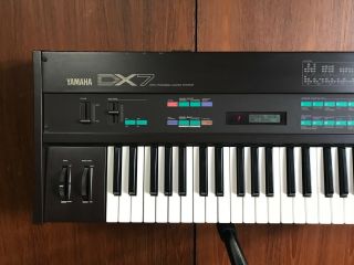 Yamaha DX7 vintage digital synth with case internal battery & 2