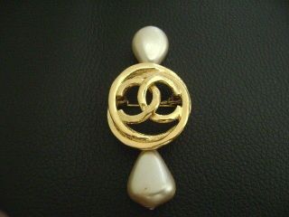 Auth Chanel Vintage Gold Cc Round W/ 2 Oval Pearls Pin Brooch (2/8)
