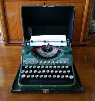 Vintage Underwood Portable (green) typewriter with case. 2