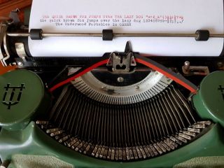 Vintage Underwood Portable (green) typewriter with case. 3