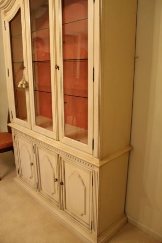Vintage Stanley glazed white French provincial china cabinet 2