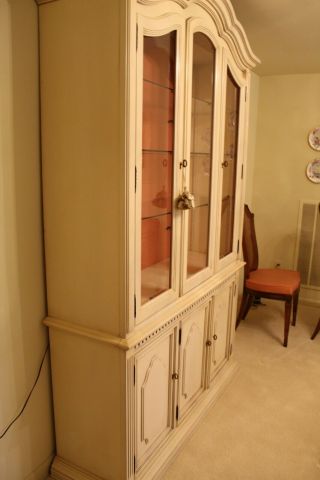 Vintage Stanley glazed white French provincial china cabinet 4