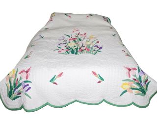 Vintage Cotton Handmade Hand Quilted Flower Applique Quilt Scalloped Edge 73x88