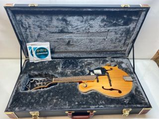 The Epiphone Mm50e/vn Vintage Natural Mandolin Electric Acoustic W/ Hard Case