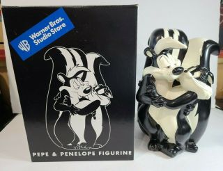 1998 Warner Brothers Studio Store 12 " Resin Pepe Lepew & Penelope Statue W/ Box