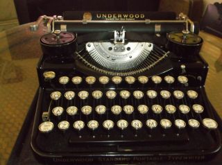 1930s Underwood 4 Bank Vintage Typewriter With Glass Key Tops & Wooden Cary Case