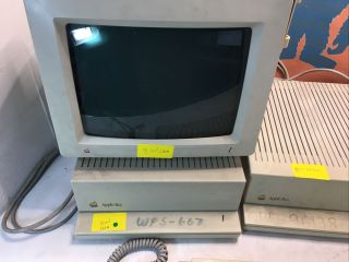 Vintage Apple IIGS Computer With KB/Monitor/Floppy Drives J2628 2