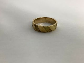 Vintage 18 Carat Yellow Gold Band Ring Size P 5 Grams Bark Effect 1970s 3