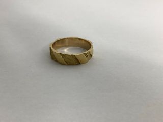 Vintage 18 Carat Yellow Gold Band Ring Size P 5 Grams Bark Effect 1970s 4