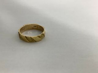 Vintage 18 Carat Yellow Gold Band Ring Size P 5 Grams Bark Effect 1970s 5