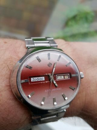 Rare Vintage Zodiac Sst 36000 Bph Twotone Red Dial Day/date Auto Man 