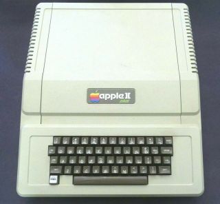VINTAGE=APPLE II PLUS COMPUTER=WITH DISC DRIVE & ASSORTED=GAMES=BOOKS=MANUALS 3