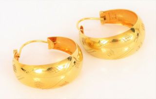 Vintage 14k Yellow Gold Heavy 5.  2 Grams Fine Engraved Hoop Earrings
