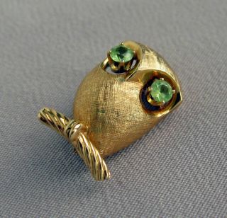 Vintage 14K Yellow Gold Florentine Finish OWL PIN Brooch with Peridot Eyes 2