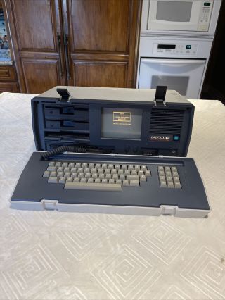 Vintage OSBORNE EXECUTIVE OCC 2 Portable Computer,  Running.  1983 Rare 2