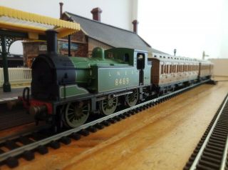 Hornby Lner Train Pack - J83 Locomotive And Two Clerestory Coaches