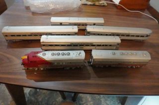 Athearn Ho Scale Santa Fe F7 Ab Diesel Engine Set With 4 Passenger Cars.