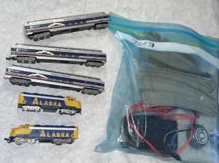Bachmann N Alaska Mckliney Explorer Train Set Locomotive Passenger Car Track,