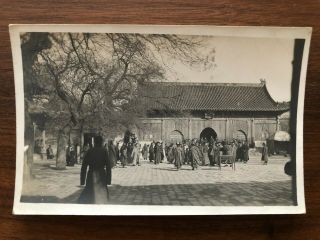 China Old Postcard Chinese People Front Of Forbidden City Gate Peking