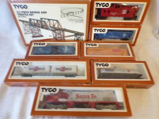 Tyco Santa Fe Train Set - Locomotive - 6 Cars And Trestle Set