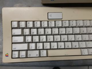 Vintage Apple Mac MacIntosh SE computer with keyboard mouse and cables 2