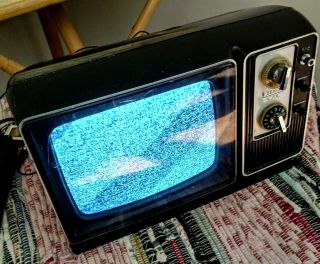 Vintage 1978 Zenith Ac/dc Portable 9 " Tv Set Gloss Black,  Clear Screen Guard