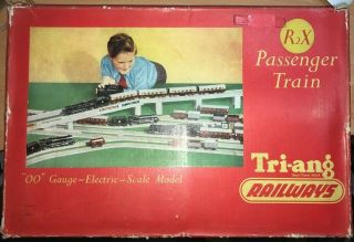 Vintage Tri - Ang Railways Model Passenger Train Set R2x Loco & 2 Coaches Track