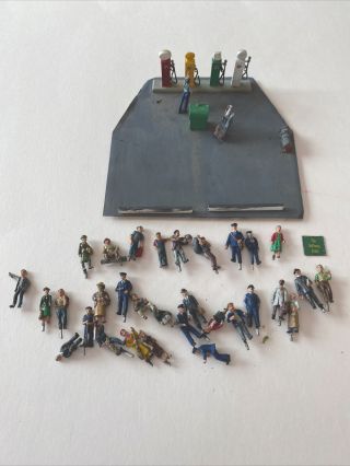 Ho Cast Metal Scale Metal Painted Figures Vintage - 32 People And Service Station