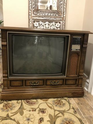 Vintage Sylvania Color Tv With Built In Speakers In Wood Cabinet.