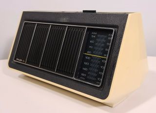 Philco Ford Am Fm Table Radio R - 417 Vintage 1972 Space Age White Triangle Wedge