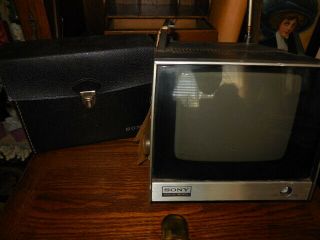 Vintage Sony Solid State 7 " Tv Model Tv - 720u Portable B&w Television & Battery