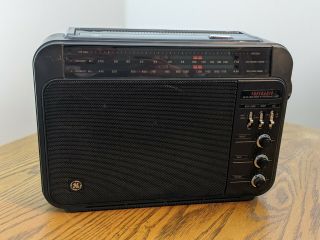 Ge Superadio 7 - 2887a Vtg Portable Long Range Am/fm Radio Ac Or Battery Operated