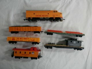 Bachmann Ho Scale Union Pacific Diesel Locomotive Eng & 4 Rolling Stock Caboose