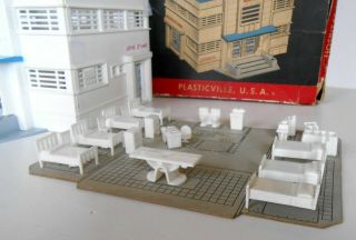 PLASTICVILLE HOSPITAL BUILDING WITH FURNITURE.  LIONEL COMPATIBLE 5 - PIC. 3