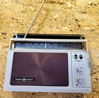 Vintage General Electric Ge Am/fm Portable Radio Model 7 - 2850h -