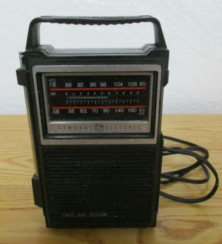 Vintage Ge Portable Radio Am/fm Model 7 - 2800b Two Way Power General Electric