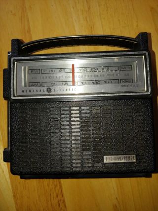 Vintage General Electric 2 - Band Solid State Am Fm Portable Radio Ge 7–2810f