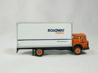 N Scale Athearn 10084 Ford Truck C - Series Roadway Express