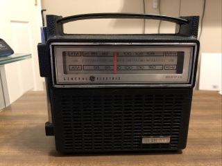 Vintage General Electric 2 - Band Solid State Am Fm Portable Radio Ge 7–2810f