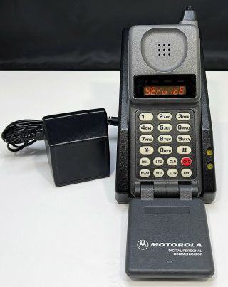 Motorola Digital American Wireless Flip Cell Phone W/charger