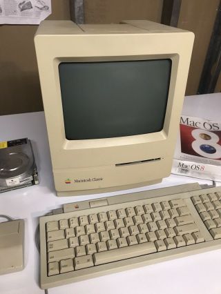 Vintage Apple Macintosh Classic M0420 Powers On/has Os