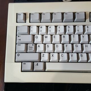 Commodore Amiga 3000 Keyboard,  KKQ - E94YC,  313323 - 02,  Yellowing, 2
