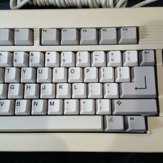Commodore Amiga 3000 Keyboard,  KKQ - E94YC,  313323 - 02,  Yellowing, 3