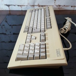 Commodore Amiga 3000 Keyboard,  KKQ - E94YC,  313323 - 02,  Yellowing, 5