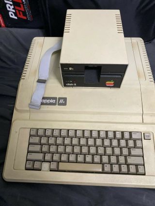 Apple Iie Computer With Disk Ii Control W/ Non - Work Diskii Drive (parts)
