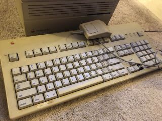 Apple Macintosh IIci and Includes Keyboard Mouse and Screen 4
