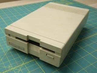 Commodore 1581 3.  5 " Floppy Disk Drive In Good,